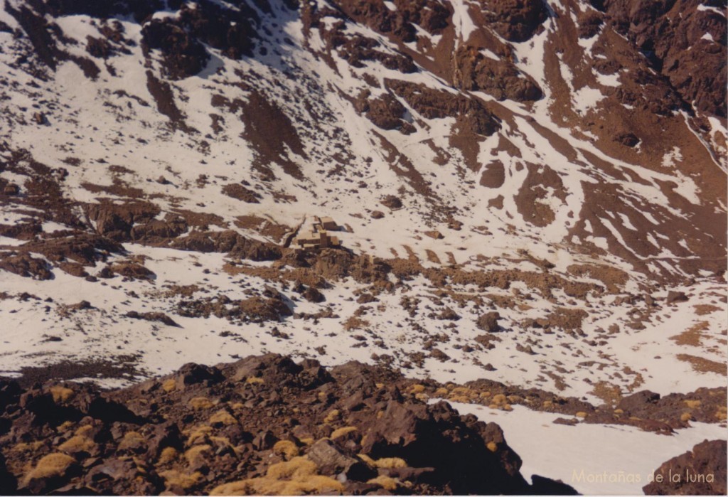 En el centro el Refugio del Toubkal