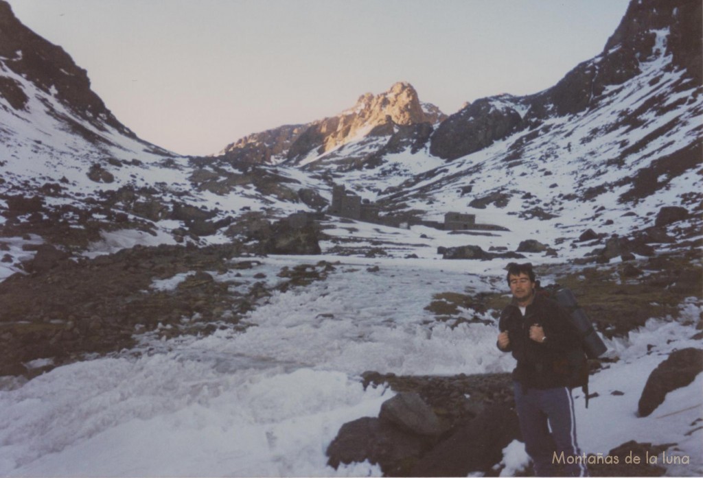 Joaquín dejando atrás dejamos el Refugio del Toubkal, detrás el Akioud