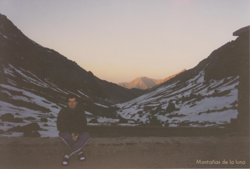 Joaquín en las puertas de Refugio del Toubkal con otro atardecer