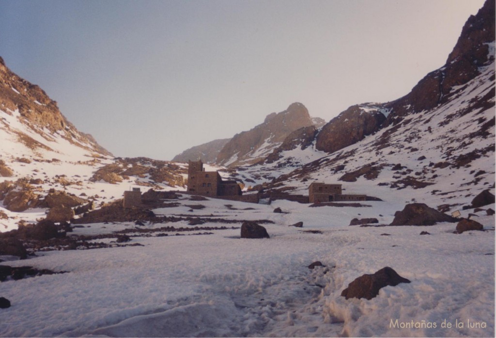 Llegando al Refugio del Toubkal (3.207 mts.), detrás el Akioud