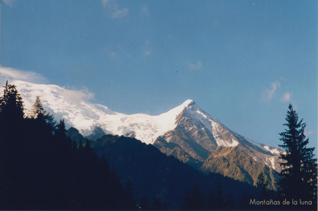 Aiguille du Goûter en el centro y Dôme du Goûter a la izquierda, desde el Camping de CHamonix