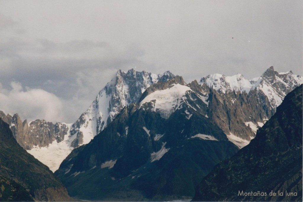 Al fondo los Grandes Jorasses en el centro, a la derecha el Dent du Gegant y entre ellos la nevada Arista de Rochefort