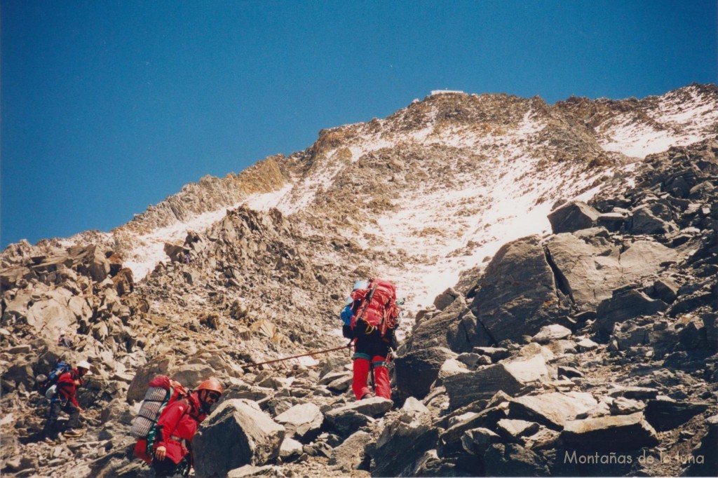 Cresta de subida al Refugio de Goûter, arriba queda dicho refugio