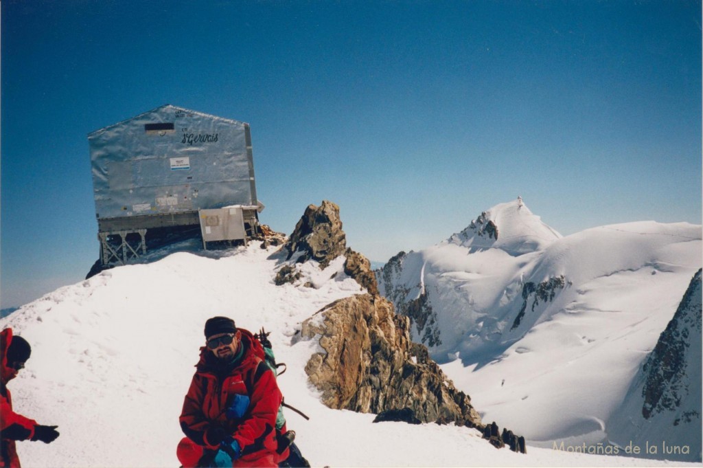 Delante Jesús junto al Refugio Vallot, 4.362 mts., detrás el Mont Maudit