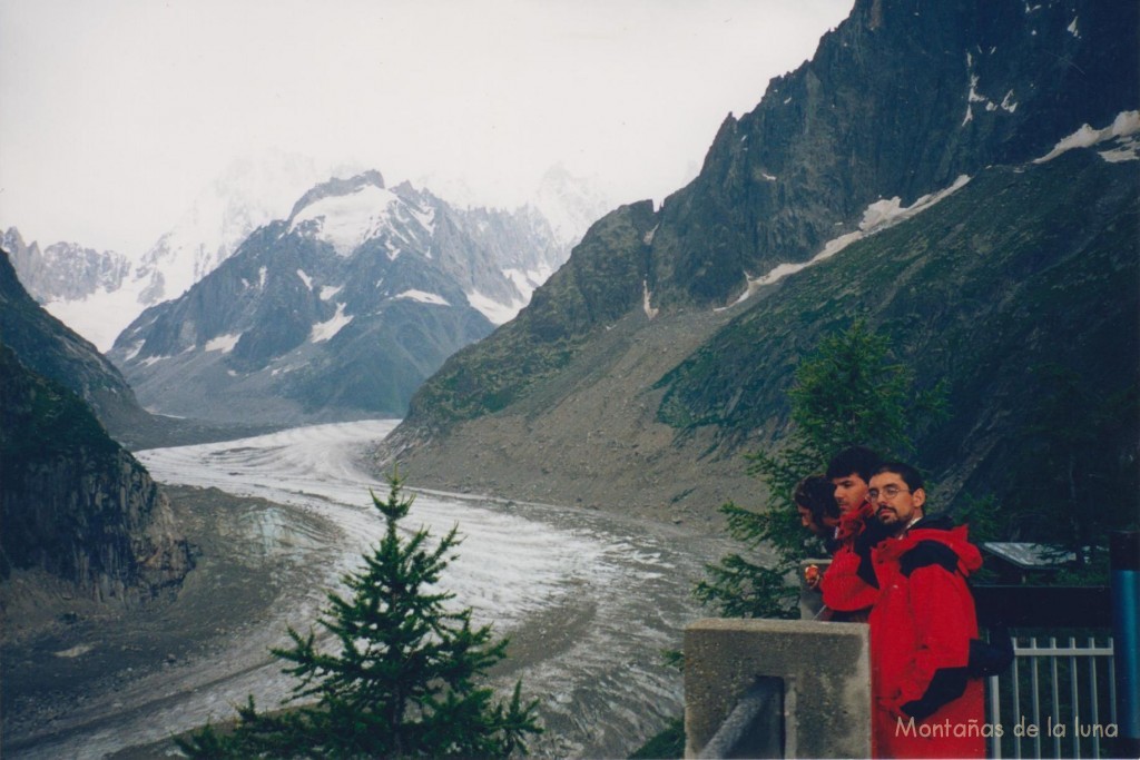 Delante Jesús, Quique y Fernando en Montenvers, abajo la Mer de Glace