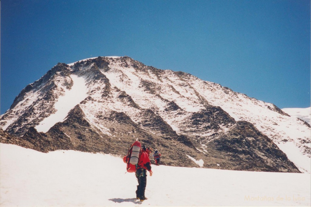 Jesús encarando la cresta a Goûter, arriba la cima de la Aiguille du Goûter