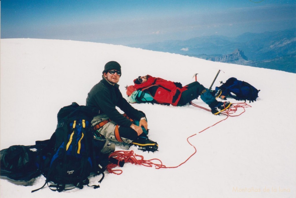 Joaquín y Jesús descansando en la bajada del Mont Blanc