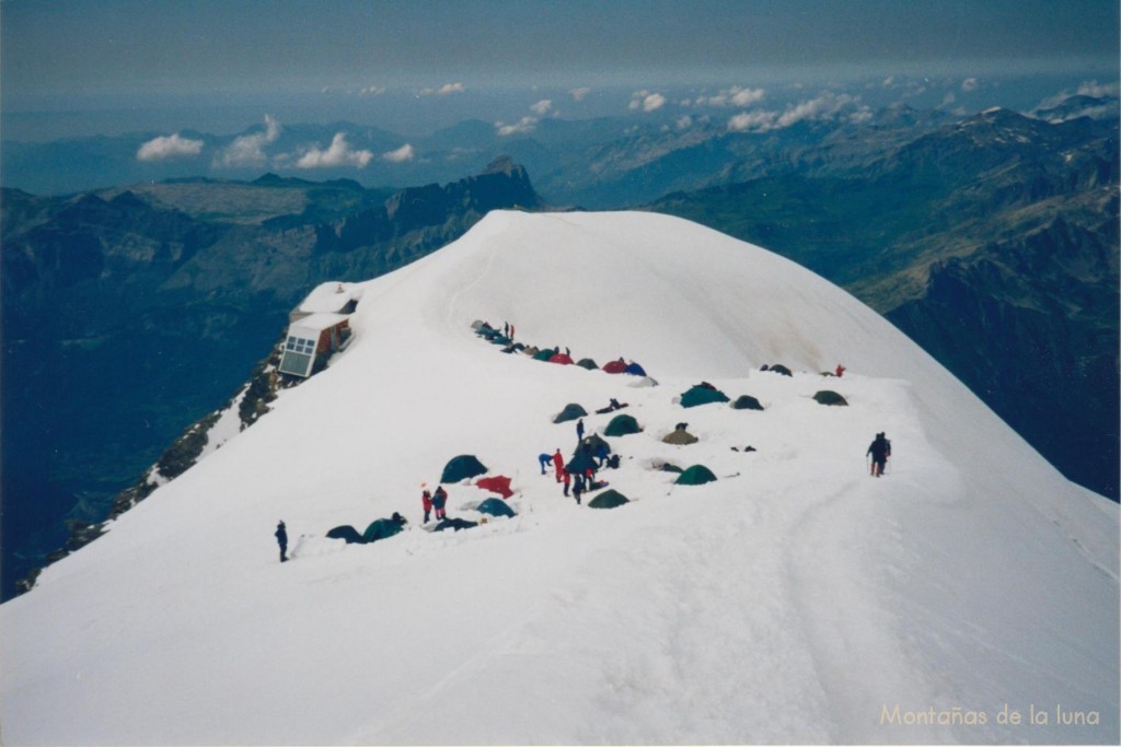 Llegando al campamento en la Aiguille du Goûter, 3.863 mts., a su izquierda queda su refugio