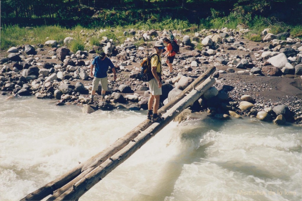 Jesús Andújar cruzando el Río Baksan