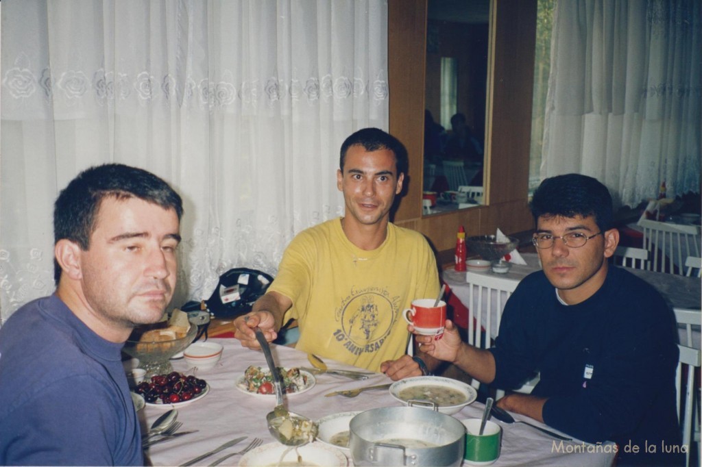 Cenando en el Hotel Wolfram. De izquierda a derecha: Joaquín, Jesús Andújar y Quique