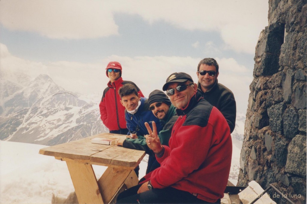 En la puerta del Refugio Dizel Hut, de izquierda a derecha: Jesús Andújar, Quique, Jesús Santana, Oleg y Joaquín