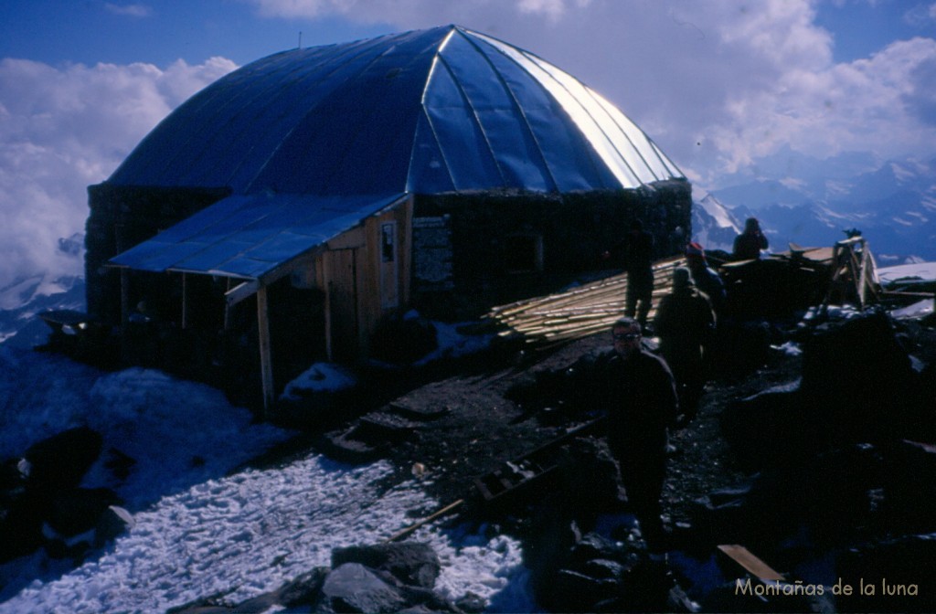 Joaquín junto al precario Refugio Dizel Hut, 4.100 mts.