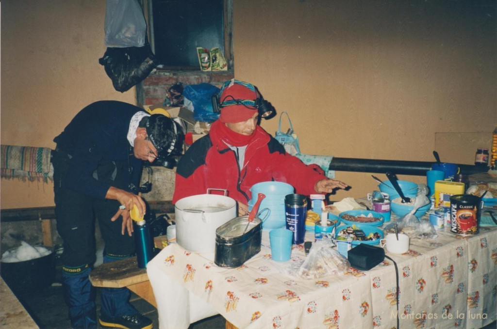 Quique y Jesús Andújar desayunando y llenando cantimploras para el ataque a la cima