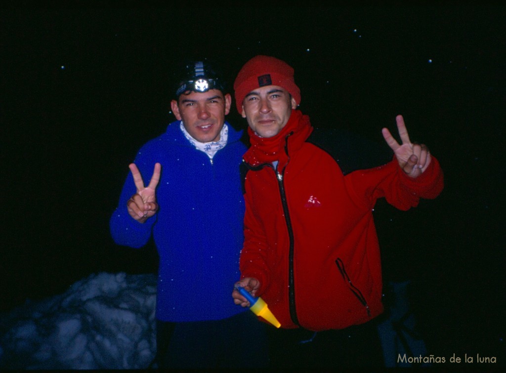 Quique y Jesús Andújar en la puerta del Refugio Dizel Hut en la madrugada con mal tiempo