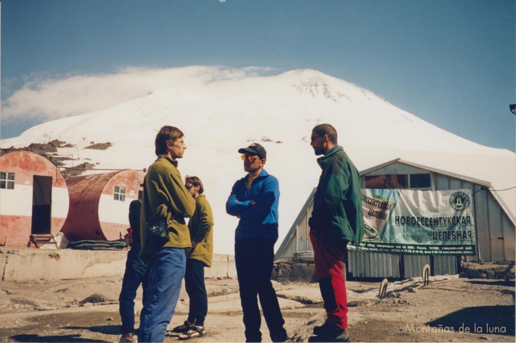 Quique y Jesús hablando con compañeros catalanes en Barrels, 3.800 mts.