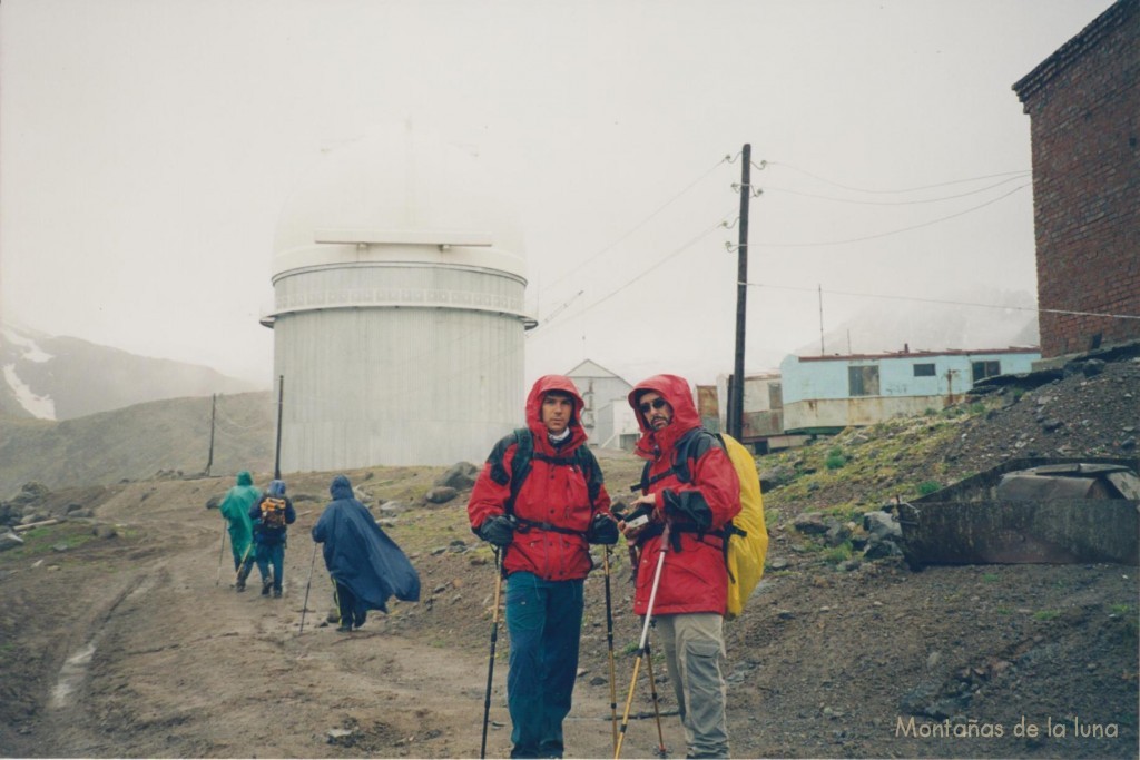 Quique y Jesús Santana en el Observatorio astrónomico de Terskol Peak, 3.100 mts.