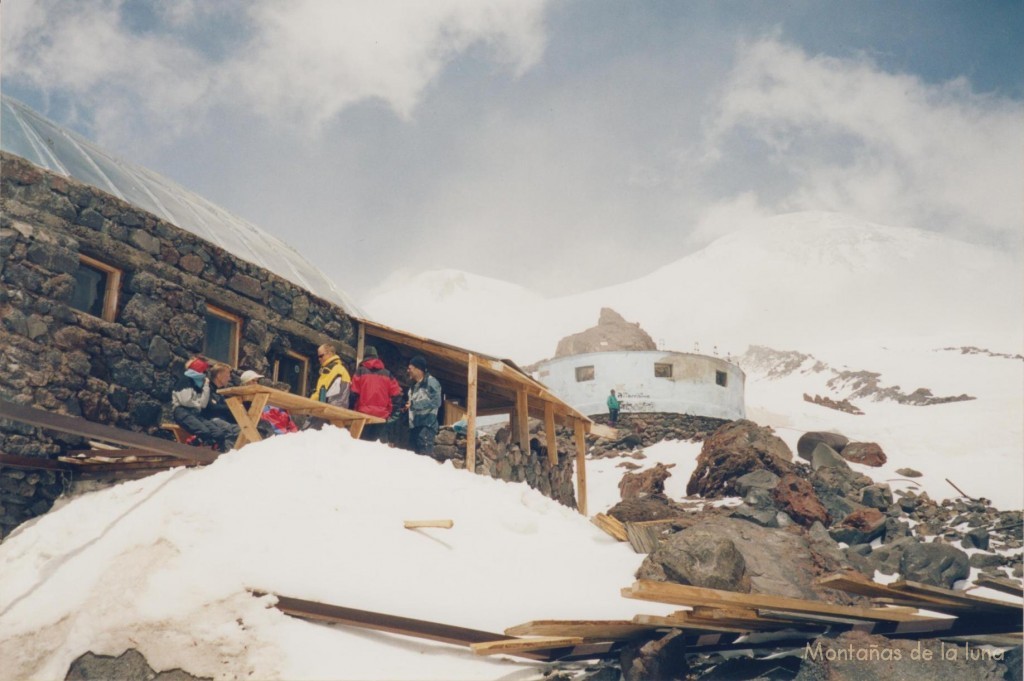 Refugio Dizel Hut, 4.100 mts., y detrás el destruido Refugio Priyut 11