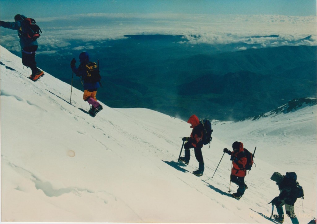 Vemos la otra vertiente del Elbrus con la estepa rusa bajo las nubes