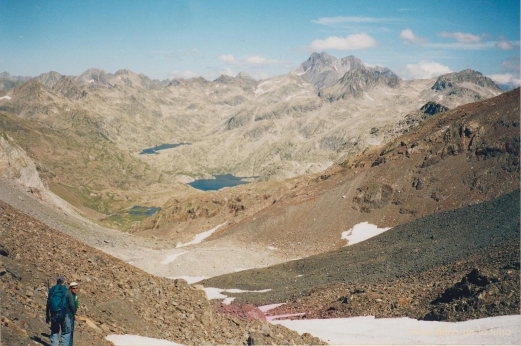 Bajando del Cuello del Infierno o Collado de Tebarray, 2.722 mts., abajo parte del Ibón Azul Alto, en el centro el Ibón de Bachimaña Superior y arriba el Ibón de Bramatuero o Gramatuero bajo. A la derecha centro el O Peñón o Peña de Los Xuans justo con El Vignemale detrás, y el Pico de Los Batanes a la derecha