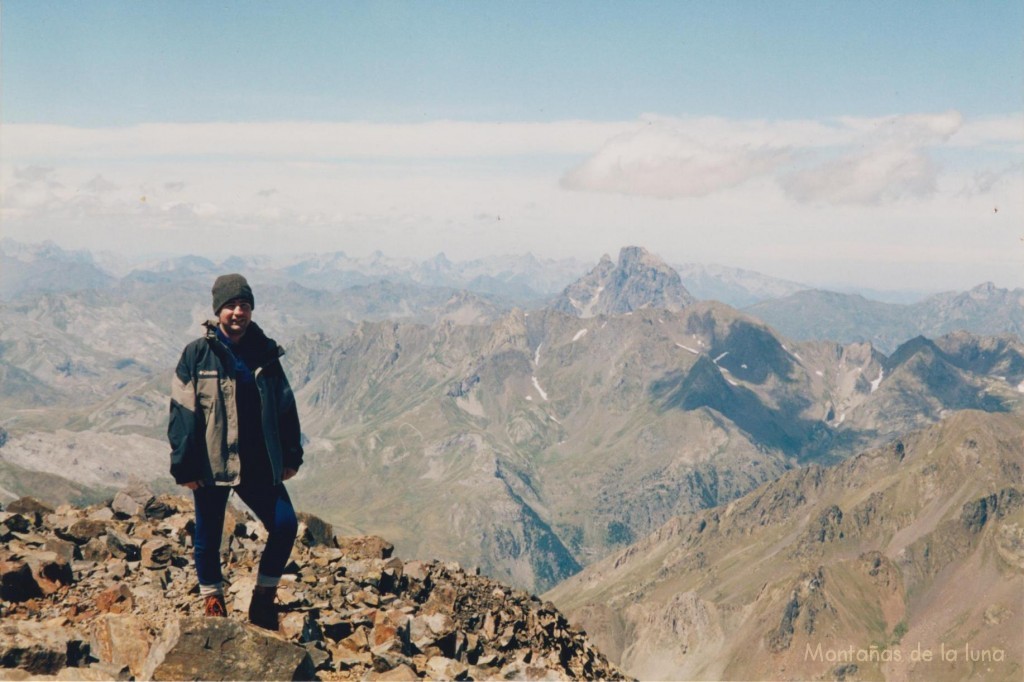 Joaquín en la cima del Infierno Occidental, 3.075 mts. con el Pic du Midi d'Ossau al fondo