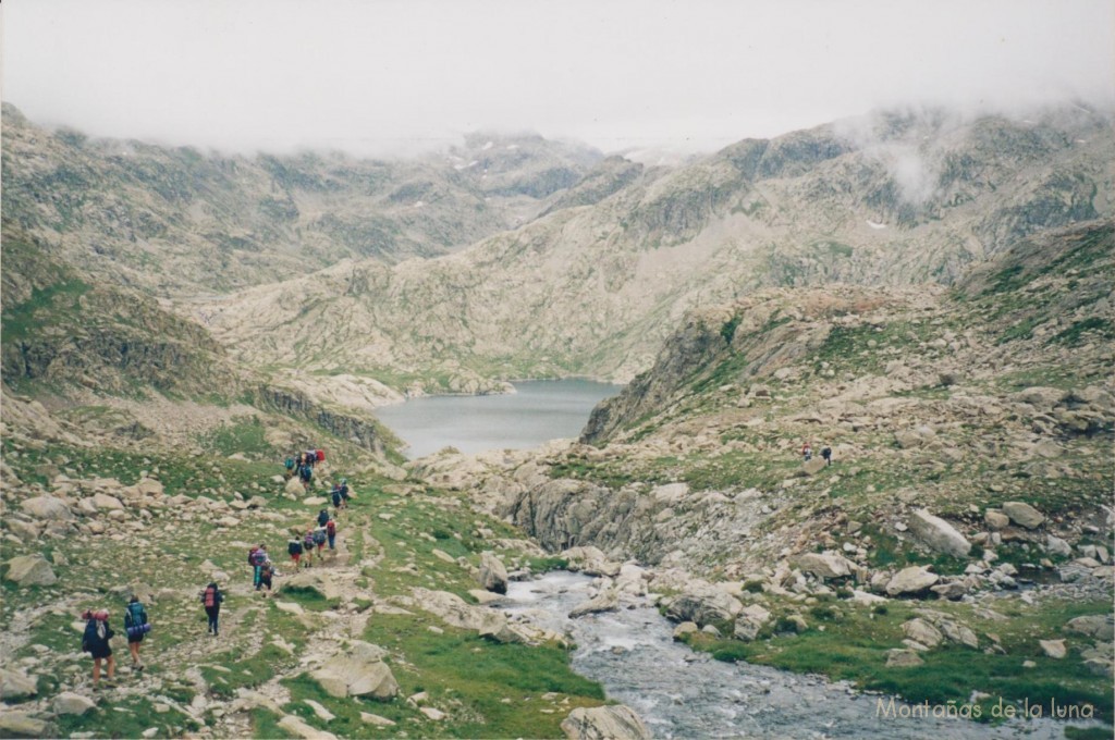 Un grupo cruzando por el G.R.-11 cerca del Ibón de Bachimaña Superior