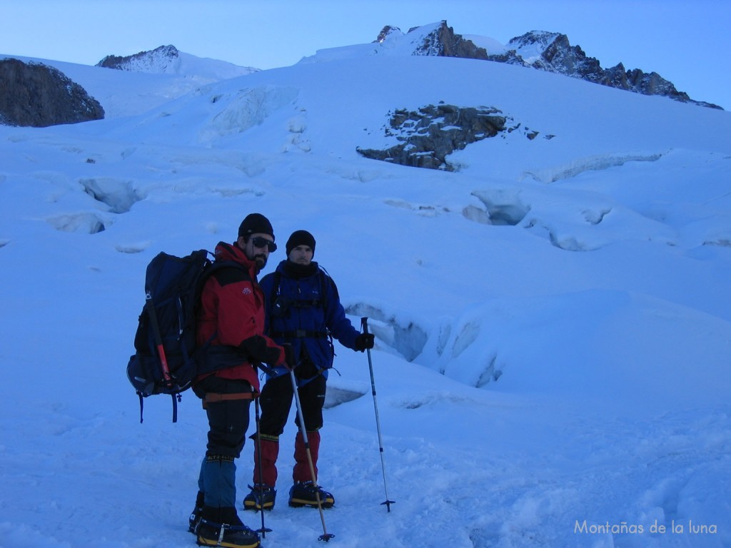 Jesús y Quique entre las grietas del Glaciar del Monte Rosa