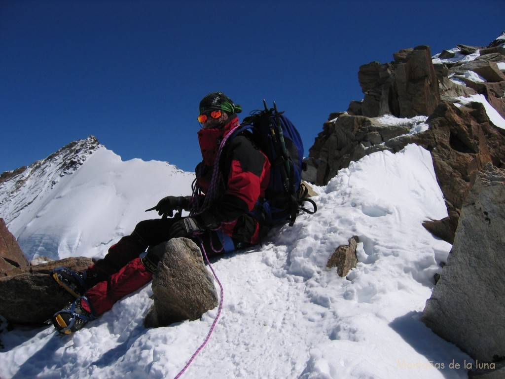 Quique en la cresta a la Dufourspitze, detrás el Nordend