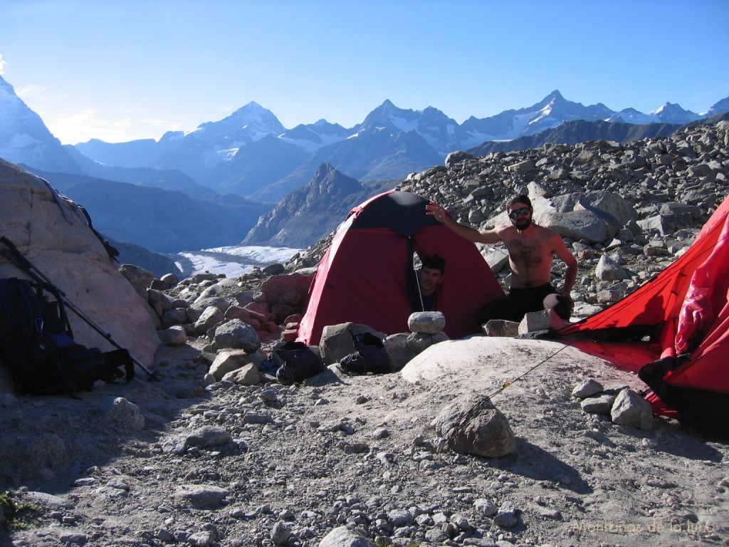 Trino (y Quique) en el campamento, al fondo de izquierda a derecha: el Dent Blanche, Ober Gabelhorn y Zinalrothorn