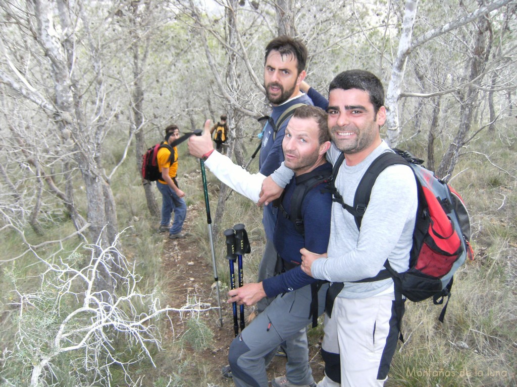 Delante Antonio Manzanera, Tomás y Gonzalo bajando del Zulum