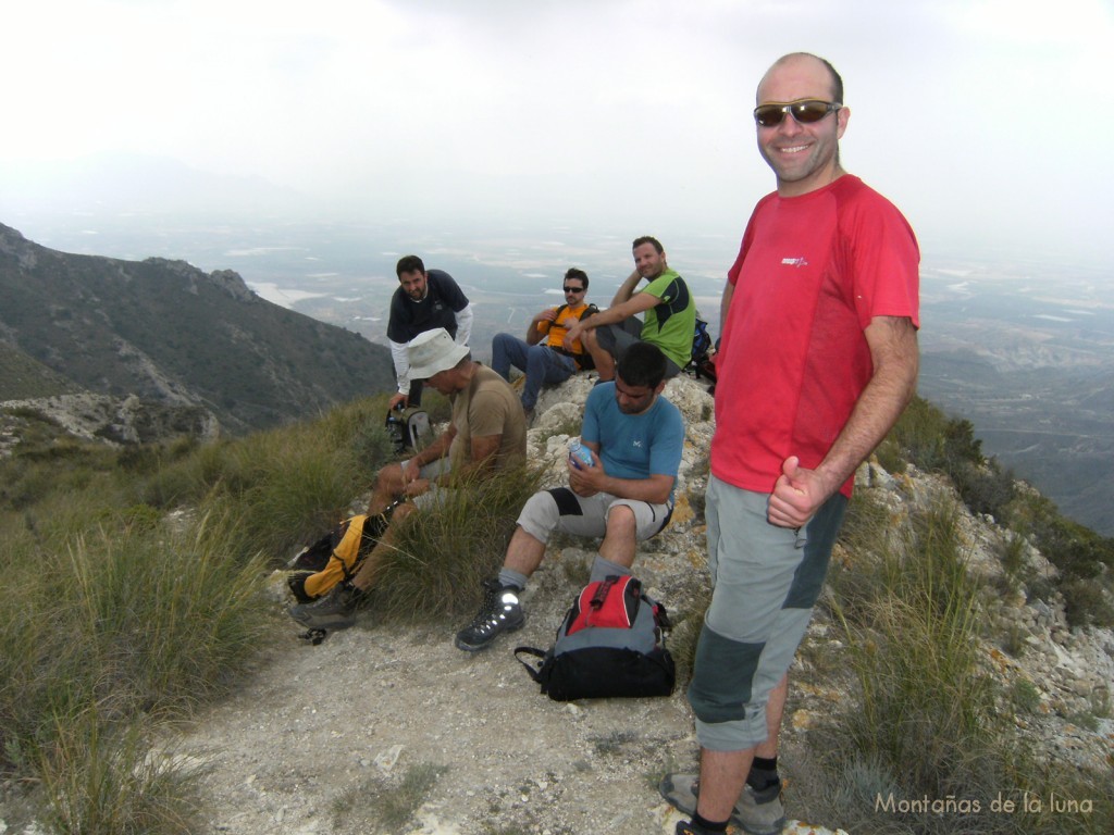 Delante Miguel Ángel Sala en la cima del Monte Alto, 682 mts.