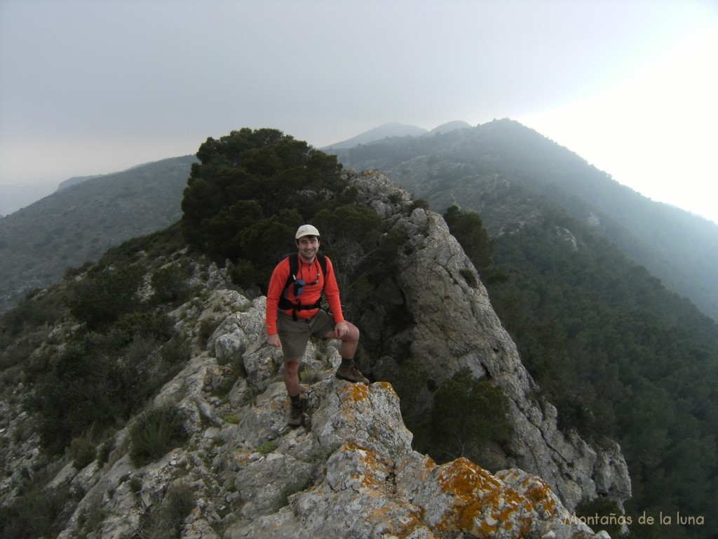 Joaquín en la cima del Puntal de Matamoros, 786 mts., al fondo la cima de La Vella