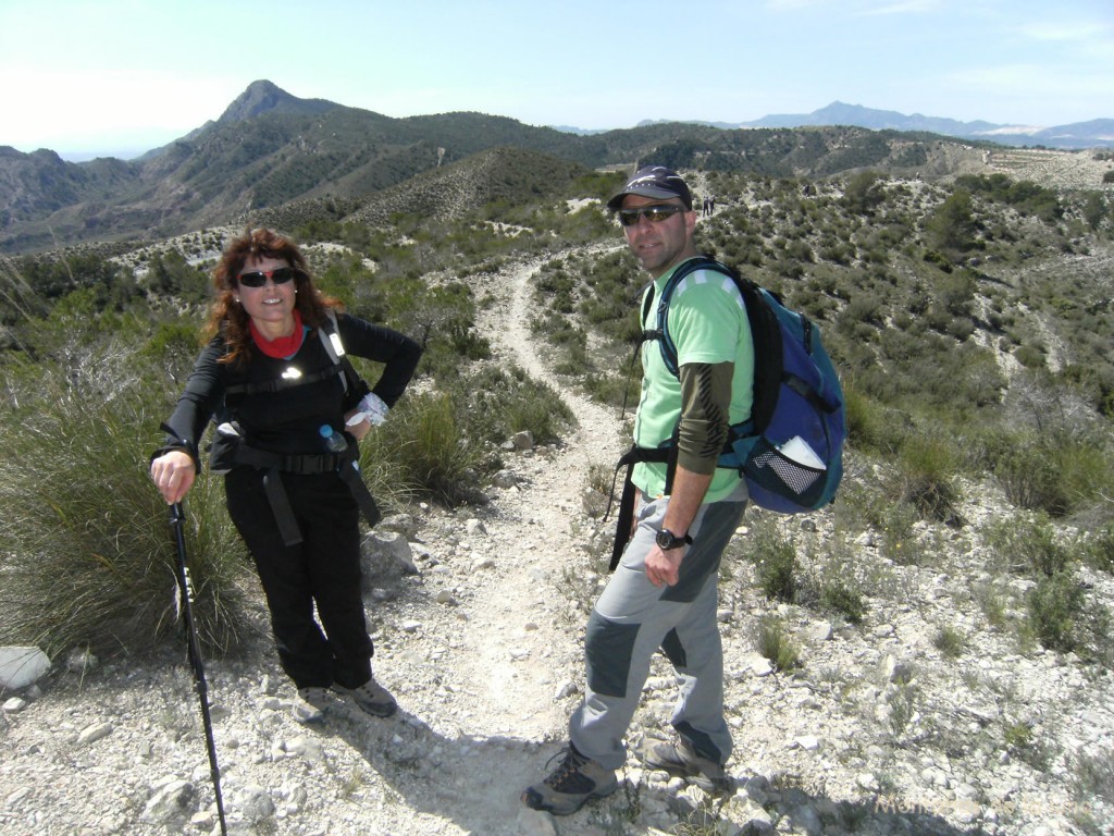 Sacri y Miguel Ángel Sala camino del Agudo, dicho pico a la izquierda, al fondo La Pila