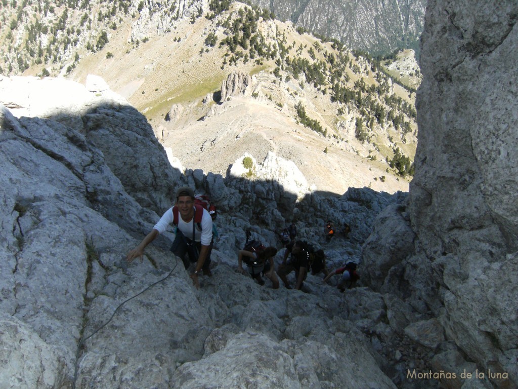 Álex junto al cable que te ayuda a trepar para llegar al Cim Nord del Pedraforca