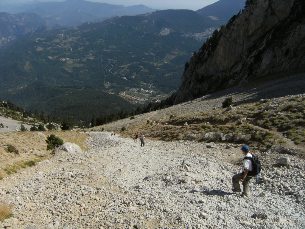 Bajando de l'Enforcadura hacia el Refugio Lluis Estasen