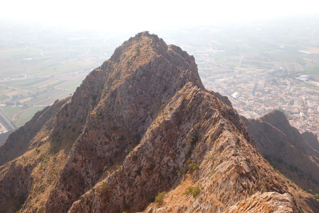 La Cresta del Caballo (IIIº+) baja de la cima del San Bernardo hacia el este, acabando en la pared del Dado. Abajo a la derecha Callosa de Segura