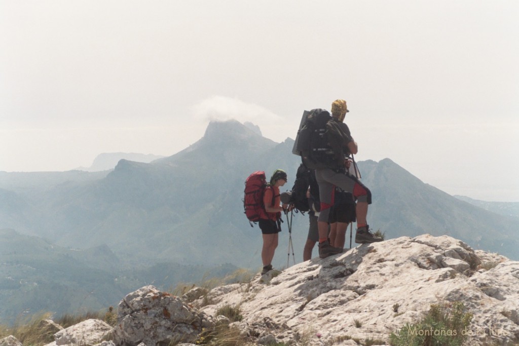 Sierra de Bernia detrás