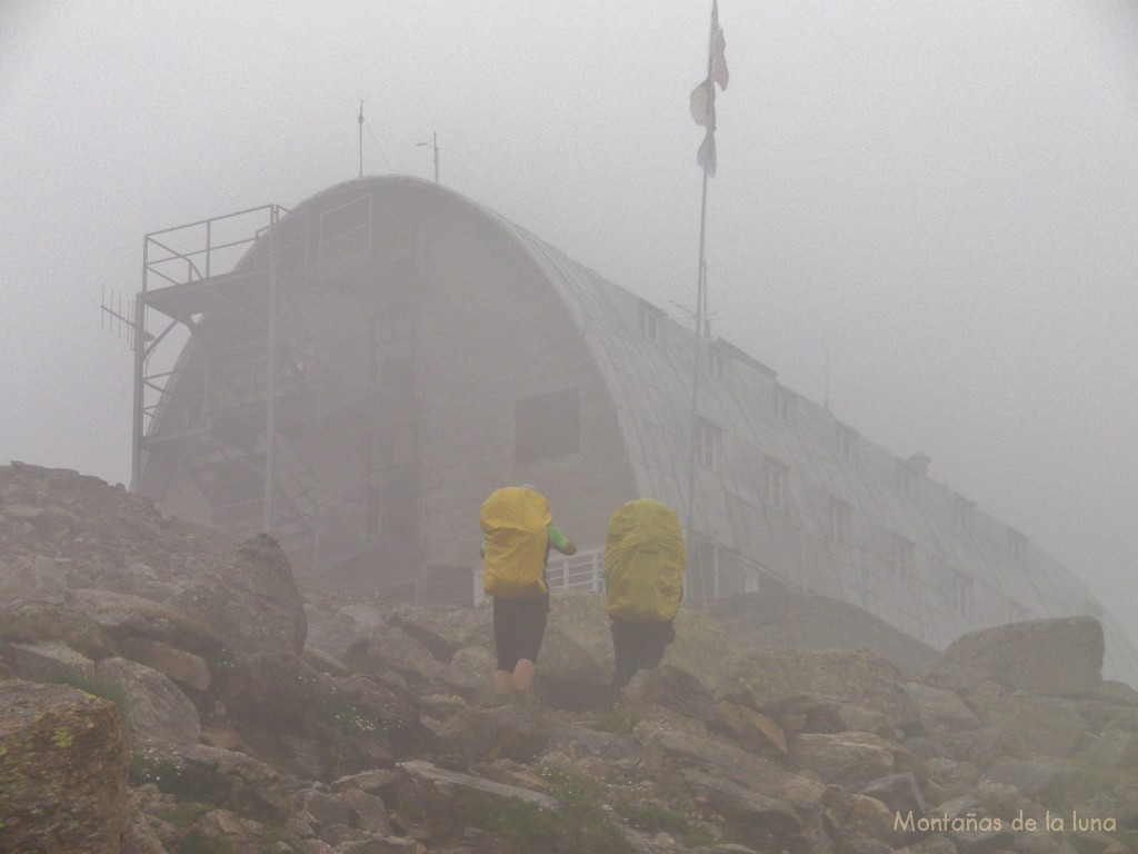 Entre la niebla llegamos al refugio