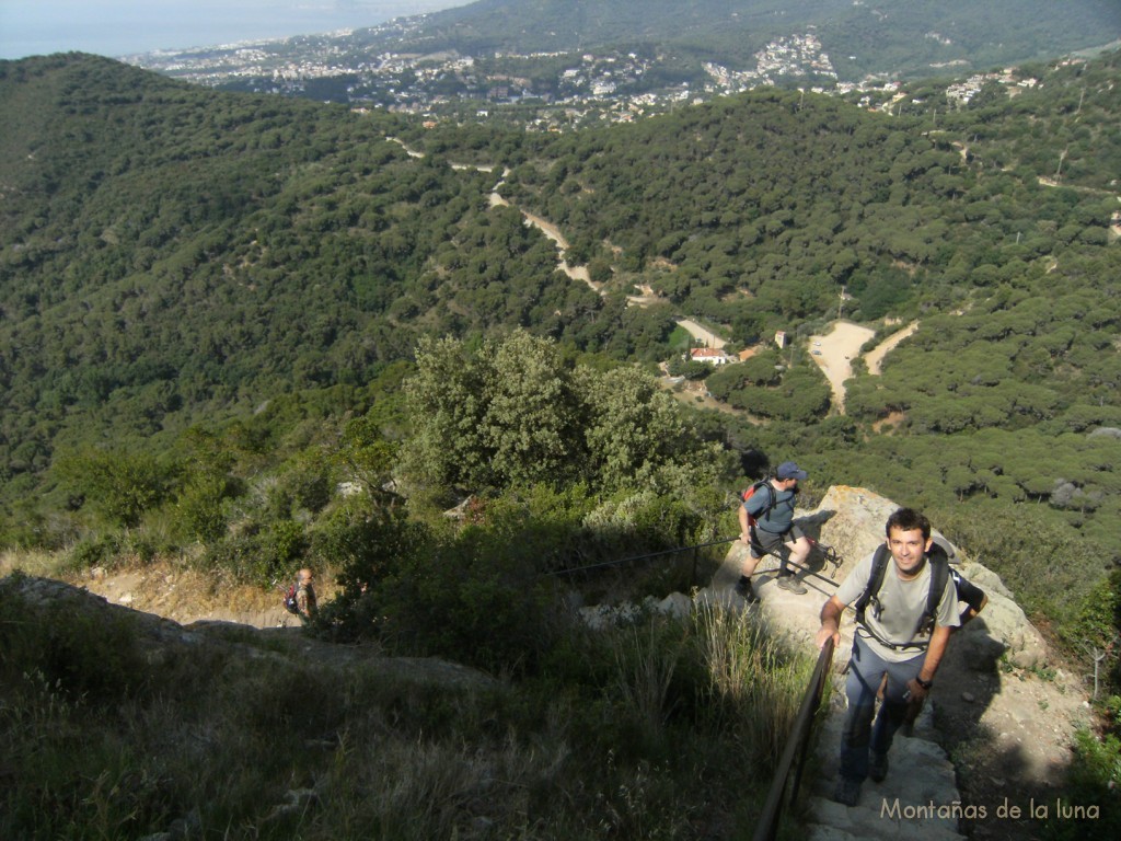 Delante Xavi subiendo al Castell de Burriac