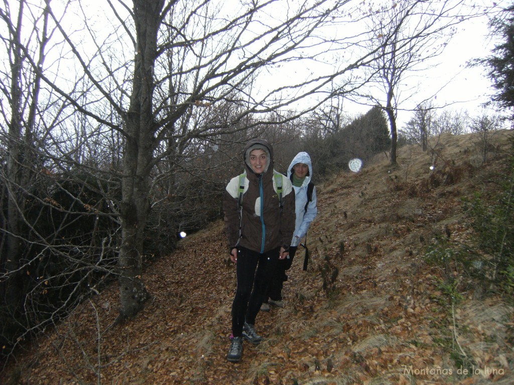 Comienza a caer granizo, delante Radka