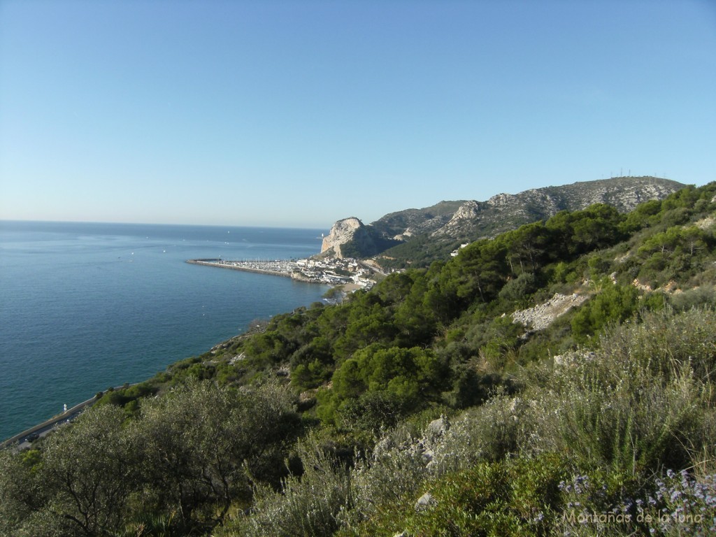 Atrás queda El Garraf junto al mar