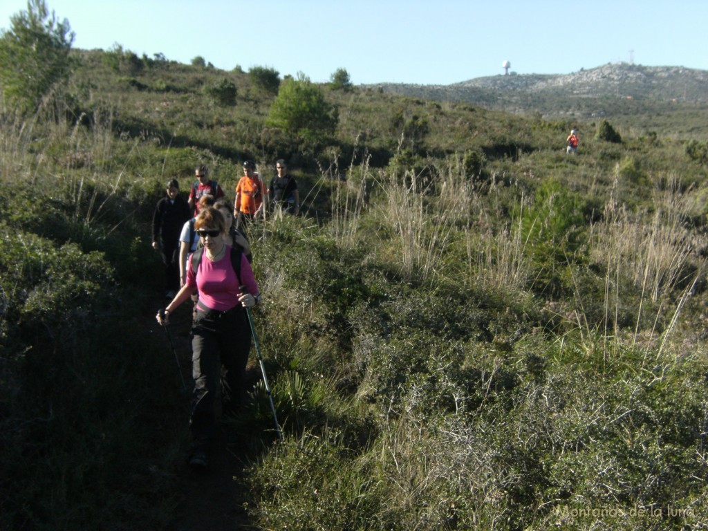 Delante Anna bajando a l'Heura