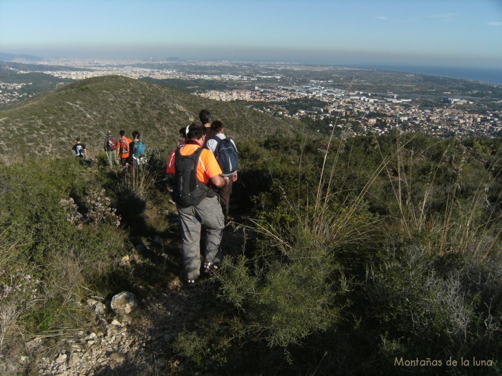 Bajando de la Pleta del Cervol, Castelldefels a la derecha