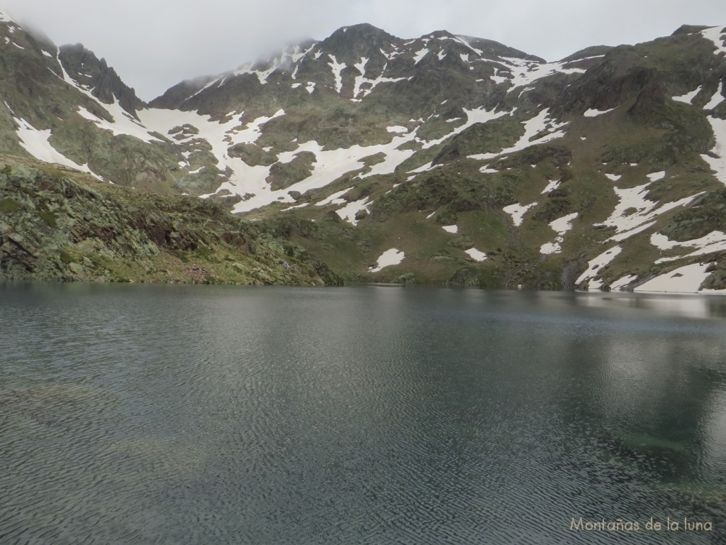 Estany d'Estats bajo La Pica d'Estats, a la izquierda el Port de Sotllo