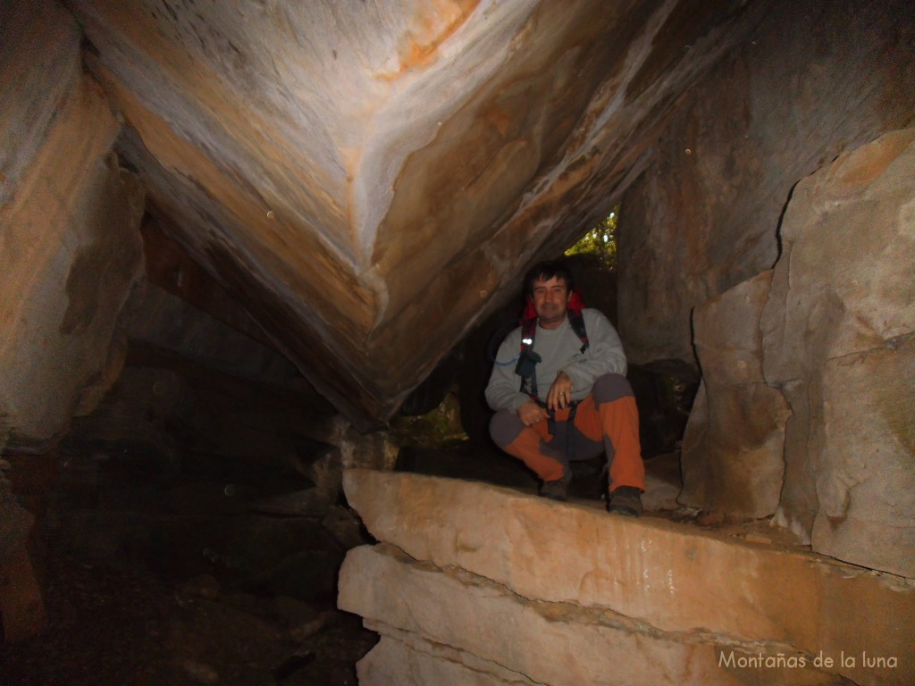 Joaquín en el interior de las Baumes d'En Caxurma