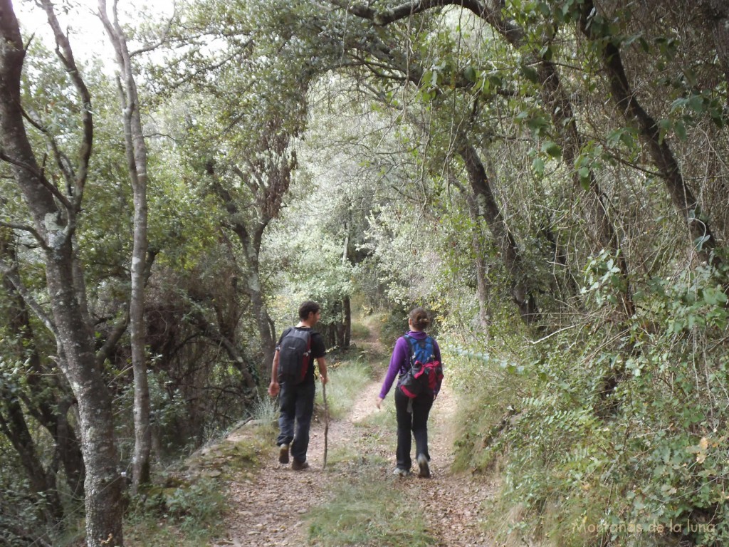 Fran y Patri camino de la Iglesia de la Mare de Dèu de Mont-ros