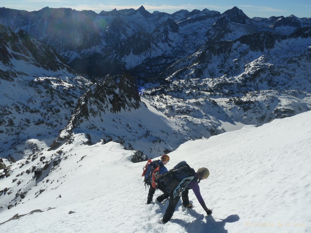 Toni y Malen bajando al collado con las Agulles d'Amitges