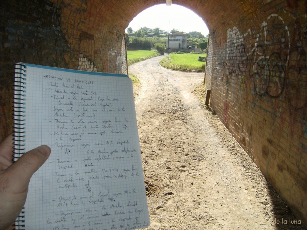 Pasando por el túnel bajo las vías