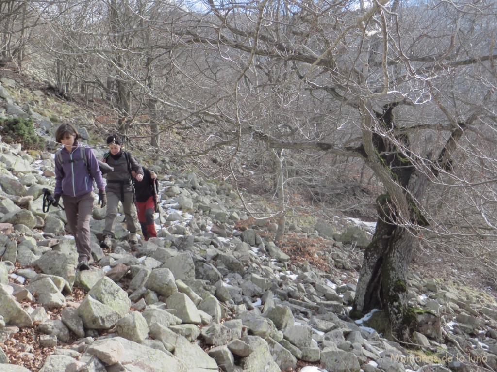 Delante Raquel y Pilu camino del Coll d'Ordials