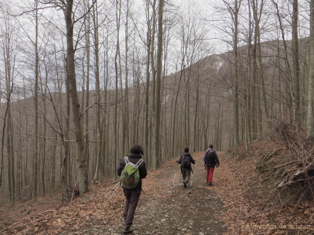 Raquel, Pilu y Txell camino de Font de Llops