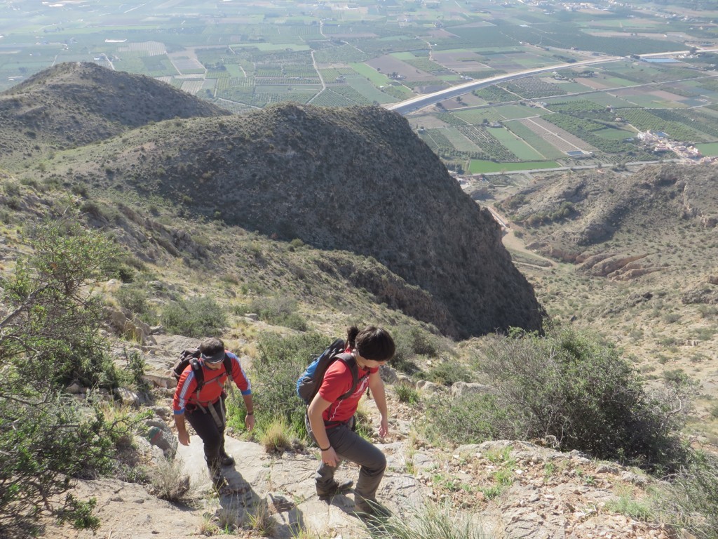 Vicente y Nuria dejando abajo La Plana. A la derecha el Barranco del Cementerio